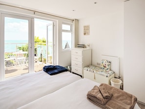 3 bedrooms, free WiFi - 3 bedroom accommodation in Ventnor (Ventnor)