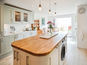 Dishwasher, high chair - 3 bedroom accommodation in Ventnor (Ventnor)
