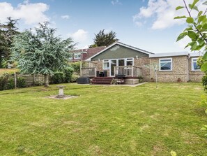 Property grounds - 3 bedroom accommodation in Seaview (Seaview)