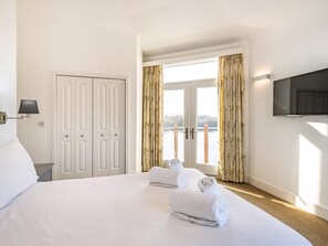 3 bedrooms, free WiFi - 3 bedroom accommodation in South Cerney, Cotswolds near Cirencester (South Cerney, Cotswolds near Cirencester)