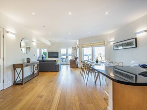 Dining - 3 bedroom accommodation in South Cerney, Cotswolds near Cirencester (South Cerney, Cotswolds near Cirencester)