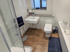 Towels - Folly View is a first floor apartment that sleeps 4 guests in two bedrooms. (Newport)