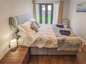 2 bedrooms, free WiFi - Folly View is a first floor apartment that sleeps 4 guests in two bedrooms. (Newport)