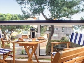 Outdoor dining - 2 bedroom accommodation in Sandbanks (Sandbanks)
