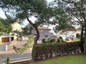 Property grounds - 2 bedroom accommodation in Sandbanks (Sandbanks)