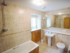 Une salle de bain avec une baignoire, un lavabo et des toilettes.