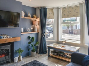 TV - 1 bedroom accommodation in Pakefield (Pakefield)