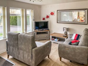 TV - 2 bedroom accommodation in Fort Augustus (Fort Augustus)