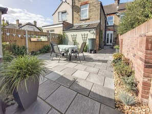 Outdoor dining - 2 bedroom accommodation in Pakefield, near Lowestoft (Pakefield, near Lowestoft)