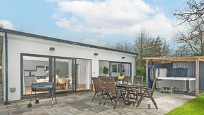 A modern house with a patio, a barbecue, and a hot tub. - Little Dunley Cottages - Apple Lodge (Bovey Tracey)