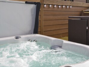 A hot tub with water jets, a control panel, and a wooden fence in the background. - Tawitawoo Lodge - UKC5510 (Felton, near Morpeth)