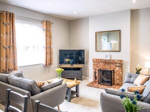 TV, fireplace - Symond House-UKC5530 (Bury St. Edmunds)