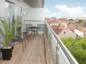 Outdoor dining - 2 bedroom accommodation in Poole (Poole)