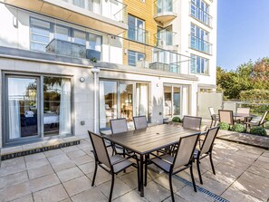 Outdoor dining - 3 bedroom accommodation in Bournemouth (Bournemouth)