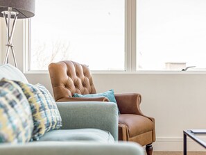 TV - 2 bedroom accommodation in Poole (Poole)
