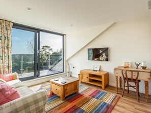 TV - This stunning townhouse keeps giving and giving. (Poole)