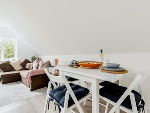 Dining - 1 bedroom accommodation in Poole, near Bournmouth (Poole, near Bournmouth)