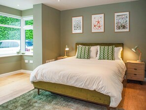 4 bedrooms, free WiFi - 4 bedroom accommodation in Uplyme (Uplyme)