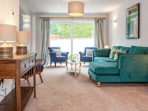 TV - 4 bedroom accommodation in Uplyme (Uplyme)