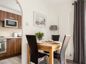 Dining - 2 bedroom accommodation in Poole (Poole)