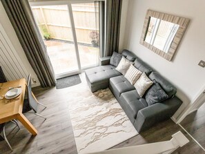TV - 2 bedroom accommodation in Poole (Poole)