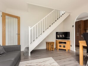 TV - 2 bedroom accommodation in Poole (Poole)