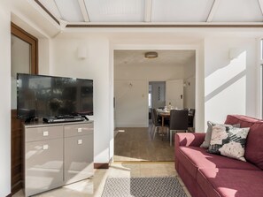 TV - 2 bedroom accommodation in Hamworthy (Hamworthy)