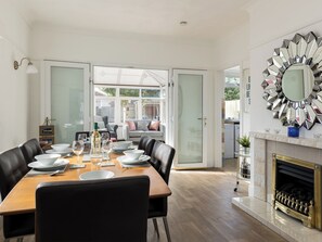 Dining - 2 bedroom accommodation in Hamworthy (Hamworthy)