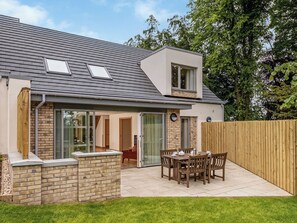 Outdoor dining - Durham Lodge - UKC5799 (Lundin Links)