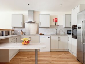 Dishwasher, high chair - Emsdorf Lodge - UKC5800 (Lundin Links)