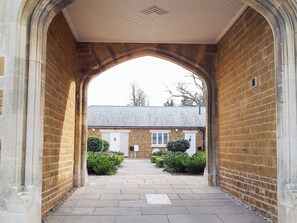 Property grounds - 2 bedroom accommodation in Melton Mowbray (Melton Mowbray)