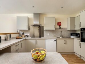 Dishwasher, high chair - Selkirk Lodge - UKC5803 (Lundin Links)