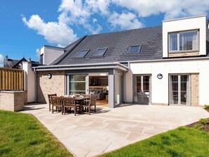 Outdoor dining - Lundin Lodge - UKC5802 (Lundin Links)