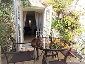 Outdoor dining - 2 bedroom accommodation in Ventnor (Ventnor)