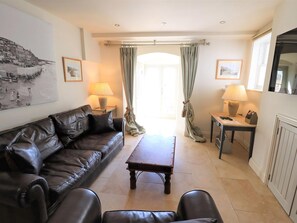 TV - 2 bedroom accommodation in Ventnor (Ventnor)