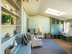 TV, fireplace - 7 bedroom accommodation in Sedgeford, near Hunstanton (Sedgeford, near Hunstanton)