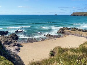 A coastal beach with rocky outcrops and a clear view of the ocean. - 1 bedroom accommodation in St Minver, near Rock (St Minver, near Rock)