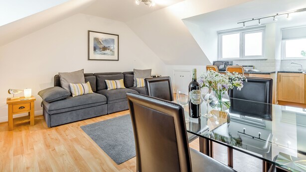 Ein modernes Loft mit Essbereich, Küche und Wohnraum.