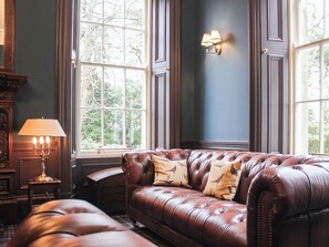 Fireplace - 6 bedroom accommodation in Auchtermuchty, near St Andrews (Auchtermuchty, near St Andrews)