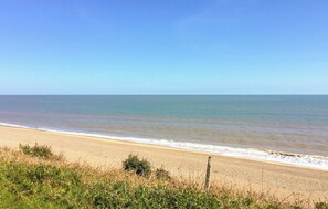 A beach with clear skies and calm waters. - 4 bedroom accommodation in Thorpeness (Thorpeness)