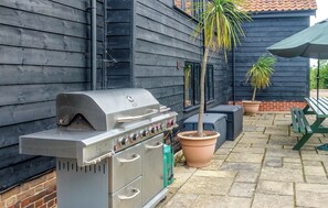 Outdoor dining - 7 bedroom accommodation in Darsham, near Saxmundham (Darsham, near Saxmundham)