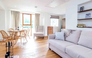 Fireplace - 1 bedroom accommodation in Iken (Iken)