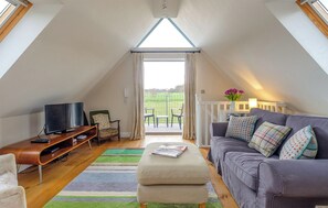 TV - White Cottage Apartment (Iken)