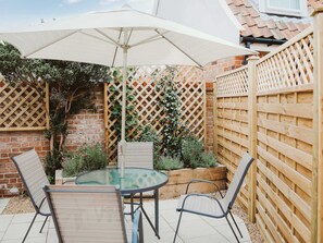 Outdoor dining - 2 bedroom accommodation in Tunstall Nr Snape (Tunstall Nr Snape)