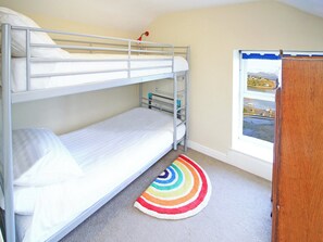 4 bedrooms, free WiFi - A fabulous Victorian terraced cottage set right in the heart of Borth Y Guest. (Borth Y Guest, Near Porthmadog)
