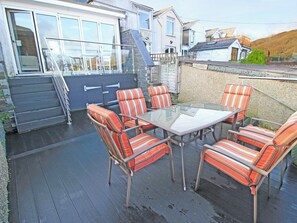 Outdoor dining - A fabulous Victorian terraced cottage set right in the heart of Borth Y Guest. (Borth Y Guest, Near Porthmadog)
