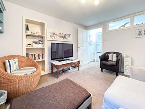 TV - Cosy and relaxing holiday house. (Ansturther)
