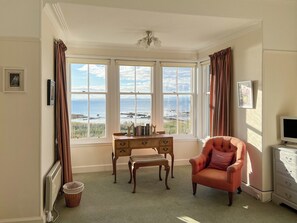 TV, fireplace - Looking for something extra special. (Elie)