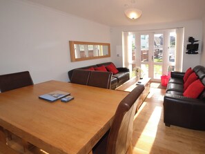 TV - 4 bedroom accommodation in Sandown (Sandown)