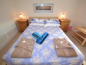 4 bedrooms, free WiFi - 4 bedroom accommodation in Sandown (Sandown)